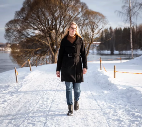 Henni Suvanto kävelee